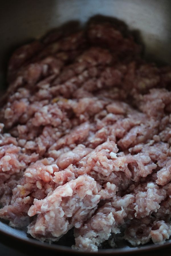 加入豬絞肉，翻炒至肉變白色