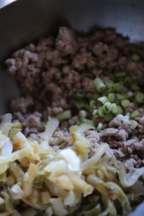 加入榨菜以及蔥白拌炒，蓋上鍋蓋燜煮一會兒，讓食材味道相容
＊榨菜可依個人喜好切絲或切細小段