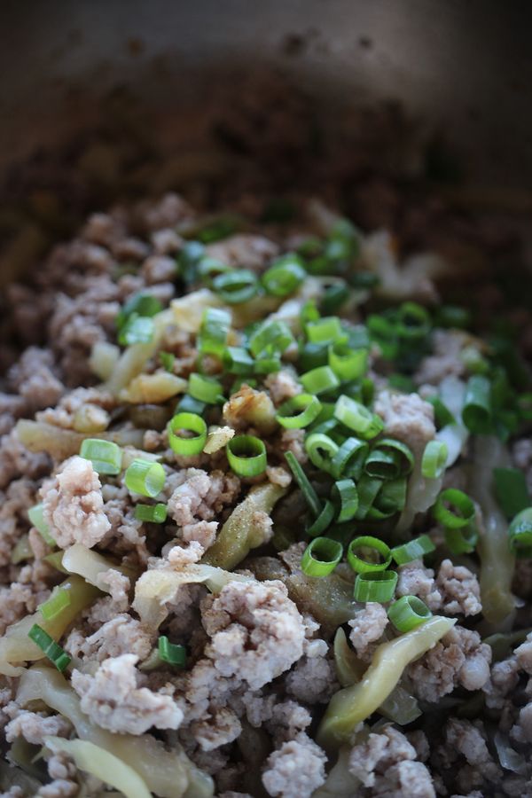 最後加入蔥綠，白胡椒炒香，起鍋前斟酌加入鹽以及醬油，再加些香油提味，即完成
＊醬油以及鹽巴依各家榨菜鹹度去斟酌，所以不提供建議量