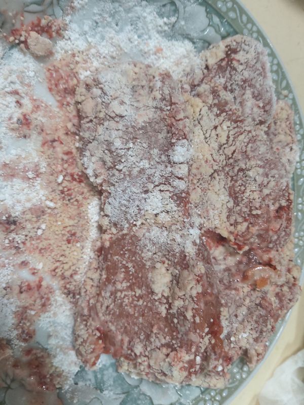 沾適量薄薄的地瓜粉等反潮後就可煎了