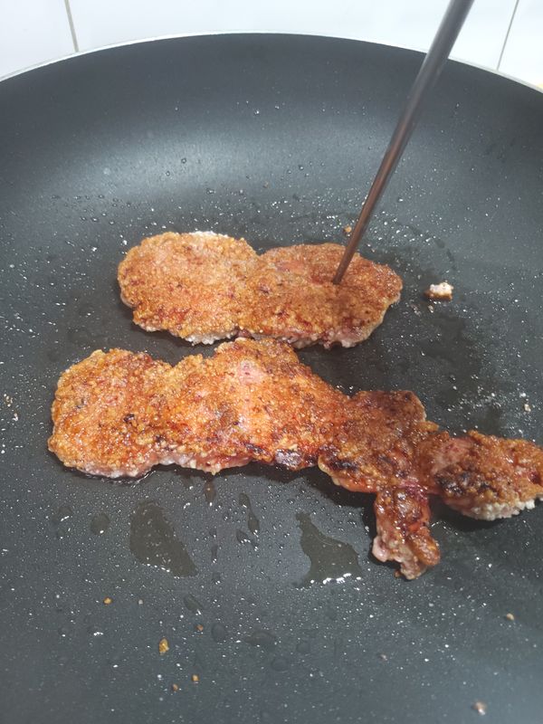 少油乾煎兩面焦香上色即可（保持中大火表面才會像炸的一樣酥脆），可用筷子插入沒有血水滲出代表熟了，撈起放吸油紙上再次吸掉少量油脂