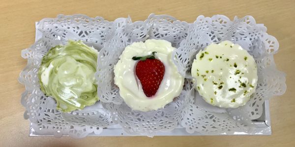 餅乾入袋封好，用手先剝成小塊，再用桿麵棍滾碾成粉末狀，倒入溶化的奶油，均勻混合。