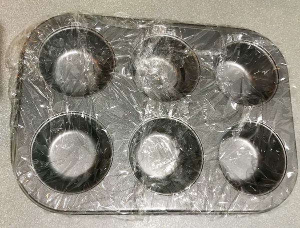 （1）奶油乳酪軟化拌糖，（2）吉力丁粉加熱水溶化後加鮮奶，（3）兩項攪拌後再加入優格和檸檬汁，最後分成3份。一份拌入檸檬皮屑，一份拌入草莓醬（不需均勻），一份拌入抹茶醬，分別倒入模型。草莓醬上再舖一小層原味的，再加上對切草莓，顏色紅白對比，放入冰箱冰6小時。