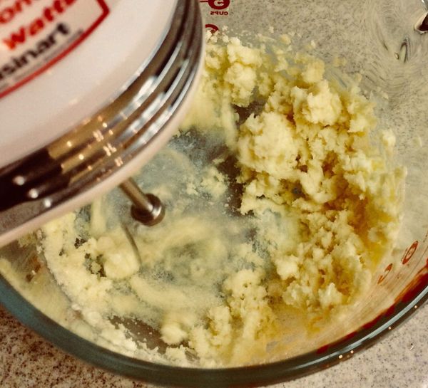 將室溫的奶油加糖打發至泛白