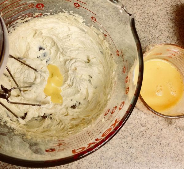 再分次加入蛋液攪拌均勻（一次加太多容易油水分離、雞蛋使用之前請退冰至室溫）