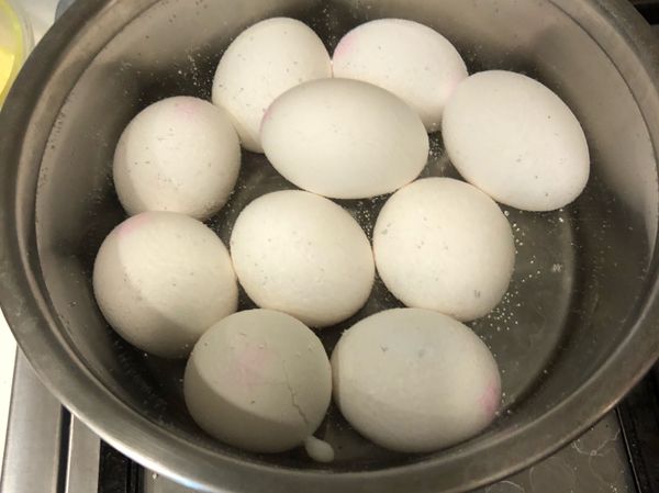 常溫蛋約煮6分鐘-7分鐘就可撈起，冷藏蛋需煮到7-8分鐘左右