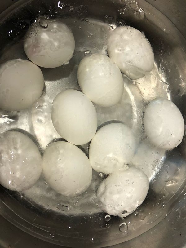 將撈起的蛋，放入冰水裡冰鎮約10分鐘