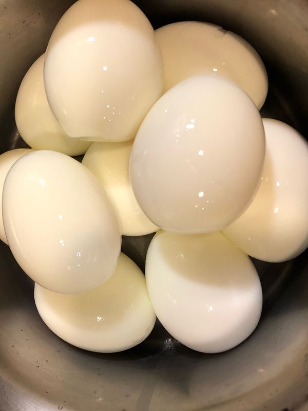 將冷卻的蛋，剝殼