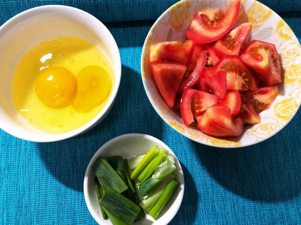 蕃茄切塊、青蔥切段、蛋打散