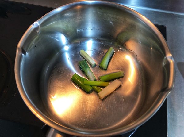 鍋中加入一匙油，油熱後先加入蔥白爆香