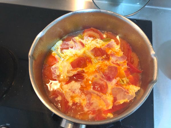 沸騰後，將蛋汁打散，以繞圈方式將蛋汁倒入鍋中，再以鹽巴及白胡椒粉調味，最後加蔥綠，美味蕃茄蛋花湯就中完成了