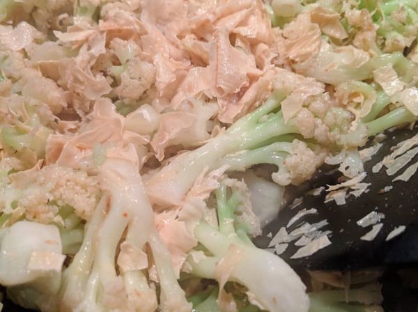 白花椰洗數次，洗淨後燒一開水水煮至半熟撈起，炒菜鍋放少許油，放入白花椰拌炒，加入乾腐竹拌炒，加半杯水、沙茶醬炒數下，蓋鍋悶煮ㄧ兩分鐘後開鍋，家少許鹽試吃，完成。