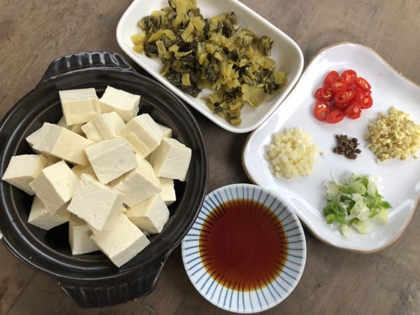 豆腐切塊，香料切末，材料備好準備料理。