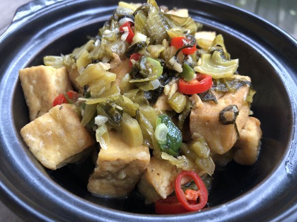 吸飽了酸菜湯汁的豆腐，滋味豐富。