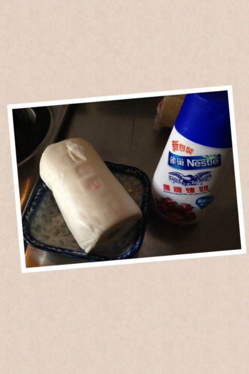 銀絲卷 +《草莓就愛鷹牌煉奶》準備好
我ㄉ銀絲卷是包綠豆泥!!!