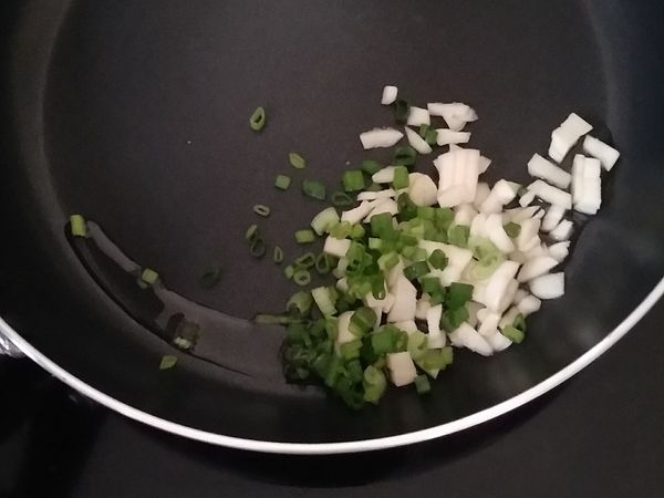 放油热锅，加入蒜米和葱爆香。