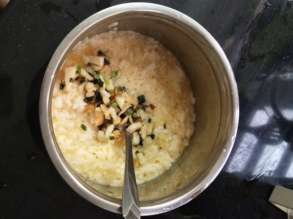 把爆香的蒜葱和油➕入米蛋里面一起搅拌。