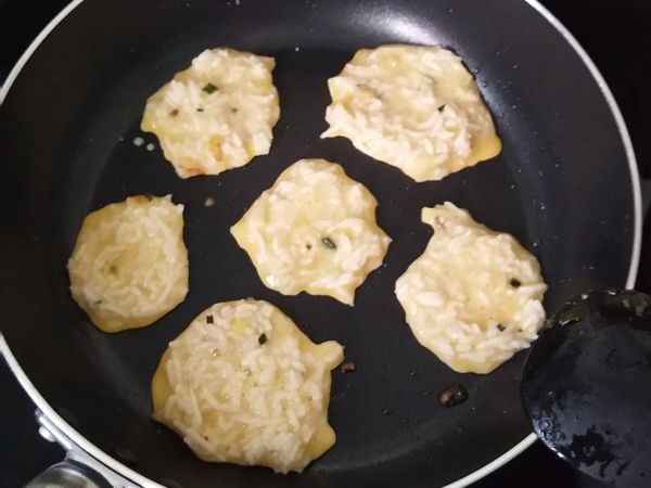 把锅热了，把米蛋放在锅里。