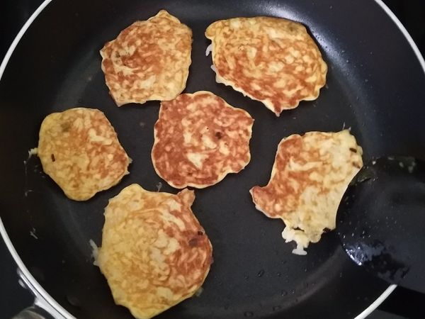 两面煎至金黄色就可以了。