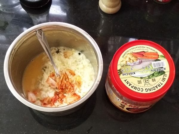 因基于我的小女儿喜欢吃泡菜，所以把原先原味的加入泡菜一起搅拌。