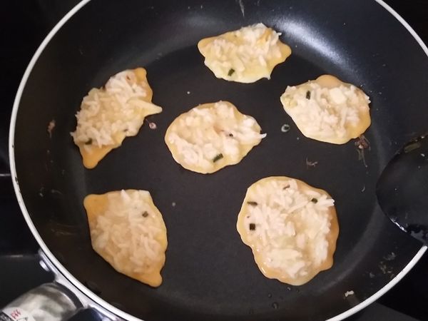 做法一样，两面煎至金黄。