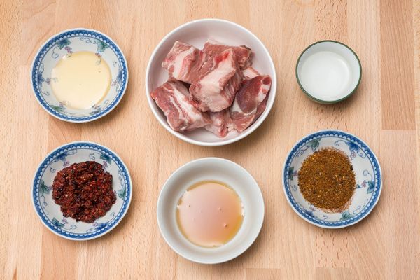 肋排可以按各人喜好請肉販切成適當長度，(自己切得要用剁骨刀喔) 先用米酒化開紅麴釀，然後加進其他配料拌勻。要入味建議放進保鮮盒再冷藏一夜，若是立刻要煮建議醃個20分鐘較佳。