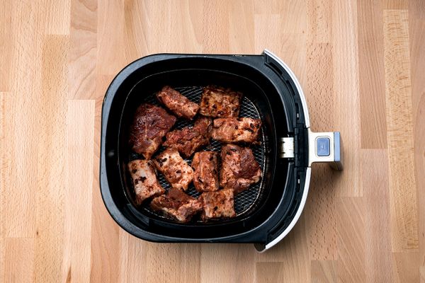 可以用氣炸鍋來烤去多餘的油脂，這道菜可以用烤箱也可以用氣炸鍋200度大約25分鐘，烤箱上下火280約30分。