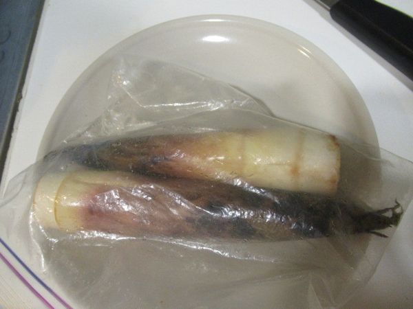 桂筍洗淨擦乾中間畫刀切.需到筍肉.放入拉鍊塑膠袋,倒入白酒封口靜置過夜.