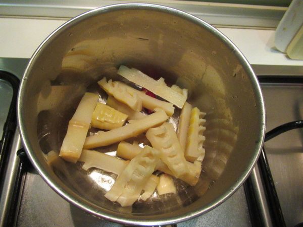 取小鍋子,放入蒜碎,辣椒,酒,味霖及鹽煮滾出香氣,續放入步驟2拌勻.