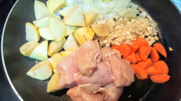 鍋中加適量橄欖油
放入洋蔥丁拌炒
加入紅蘿蔔丁拌炒
加入馬鈴薯拌炒
加入西洋芹菜拌炒
加入雞胸肉拌炒