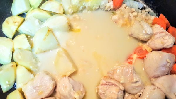 慢慢加入水 
把奶油麵粉攪和拌煮開來