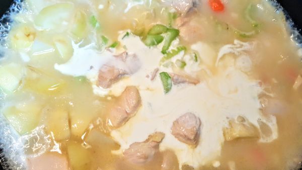 再加入鮮奶油及蓋過食材的水量


大火煮滾後 轉中小火燉煮30～40分鐘