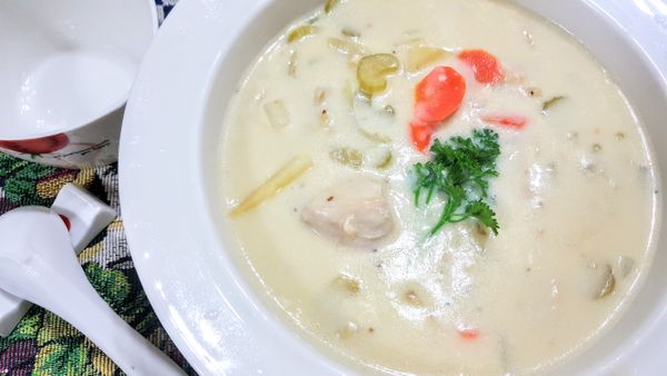 等馬鈴薯、雞肉都軟化 湯汁濃稠時
加入鹽、白胡椒粉、黑胡椒粉調味即完成