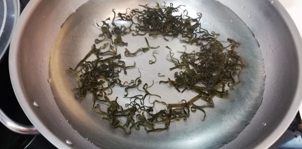 昆布稍微用濕布擦一擦，不用洗掉白白的旨味成分，剪細絲，浸泡在2000cc常溫水中2小時