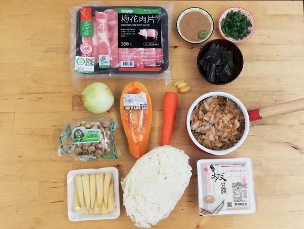 準備好所有材料，高麗菜切半