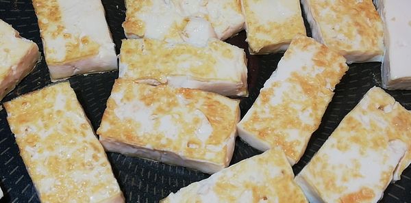 板豆腐我比較喜灣有一點口感的，為了讓它不要最後在湯中最後放進去後撈的時候會用碎，我刻意稍微煎成金黃色燒豆腐
#改成凍豆腐也是可以的