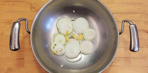 找一個大鍋開始鋪料，洋蔥、大蒜舖最下面