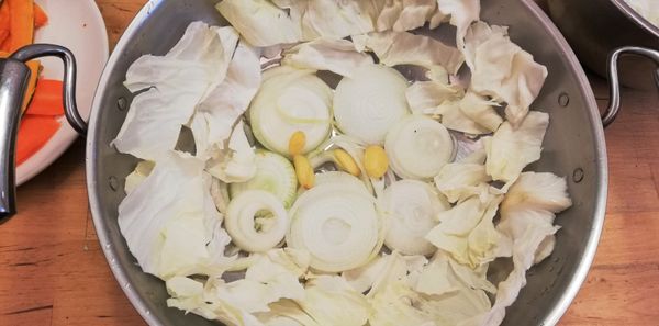 鍋邊放上高麗菜條，有一些是比較短的碎片可以擺在中間