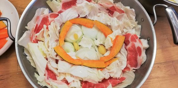 再舖南瓜片、胡蘿蔔片，由於我用的是大炒鍋，所以從中間向外舖，儘量舖緊密