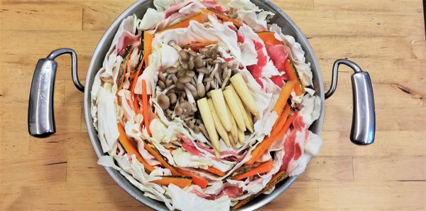 最後在中間放上鴻喜菇跟玉米筍，再倒入煮好的昆布柴魚湯