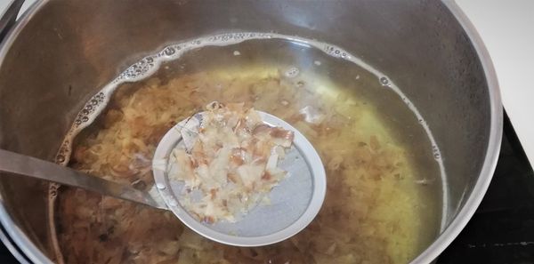 加柴魚片再開小火煮滾1～2分鐘後熄火，撈出柴魚片，湯先放一邊
#煮太久會有苦味，所以要注意時間喔!