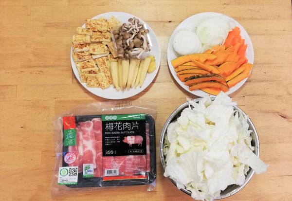 準備好所有要煮的材料來做舖料，洋蔥切細絲，南瓜跟胡蘿蔔切長薄片