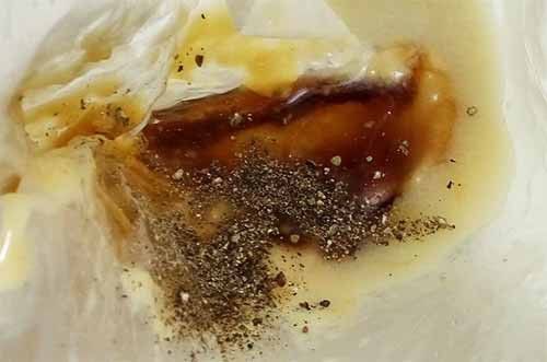 乾淨塑膠袋中倒入所有調味料及水，用手揉勻成醃醬