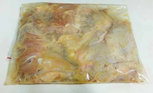 放入雞腿排揉勻，冷藏醃漬至少1天以上