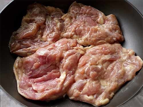 不沾平底鍋免倒油，將雞腿排以雞皮朝下放入鍋中，蓋上鍋蓋以中小火悶煎約5分鐘