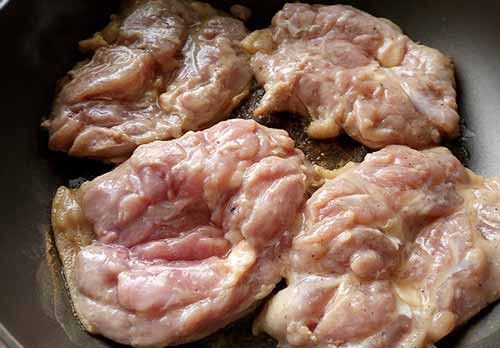 待雞肉表面泛白後，將雞腿排翻面