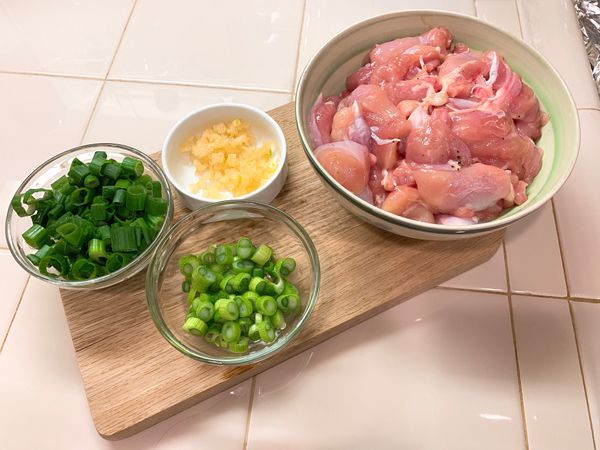 🍗雞腿肉去骨去皮，用刀背將雞肉纖維敲鬆，切成1.5倍入口大小的丁塊（雞胸肉用也是敲鬆切丁），用醃料醃半小時以上入味
蒜切末
蔥綠切約1公分蔥花，蔥白約0.5公分