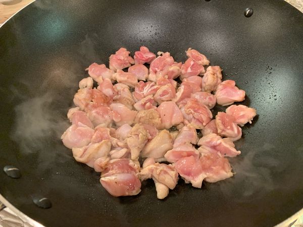 1大匙油油鍋燒熱，下雞丁，將雞丁平鋪好後先不要翻動。
等雞丁微焦再翻面，轉中火，悶2分鐘略炒一下，差不多熟了起鍋，鍋底留煎雞肉的油