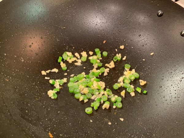 中火將蒜與蔥白下鍋煽炒，炒出香氣
（吃辣的人可以加些辣椒未）