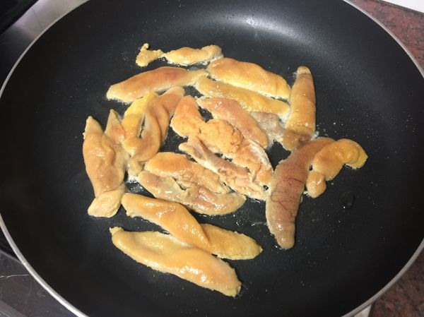 加入少許油、將鯖花魚卵煎微熟～